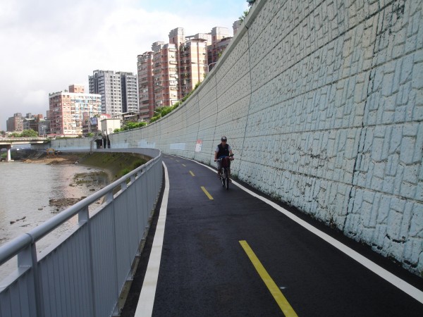 自景美溪下游左岸世新三水門至大鵬華城堤外綠地公園間的景美溪左岸自行車道完工，全長約1.45公里。（新北市高灘地工程管理處提供）