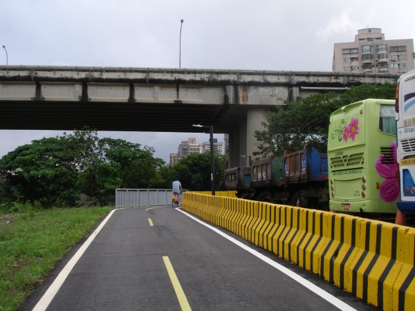 自景美溪下游左岸世新三水門至大鵬華城堤外綠地公園間的景美溪左岸自行車道完工，全長約1.45公里。（新北市高灘地工程管理處提供）