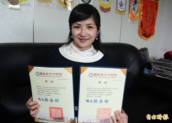 邱芳榆獲得「教師創新教學媒體」高中組第2名、「教師創意教案」高中組第3名。(記者鄭淑婷攝)