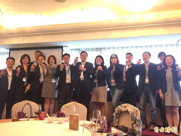台灣虎航董事長張鴻鐘(右七)今天宣布,台灣虎航今年第三季獲利3億元,且已是「1月賺到10月」,合計獲利4.7億元。(記者陳宜加攝)
