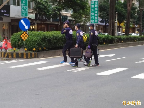 警方鑑識蒐證。(記者鄭景議攝)