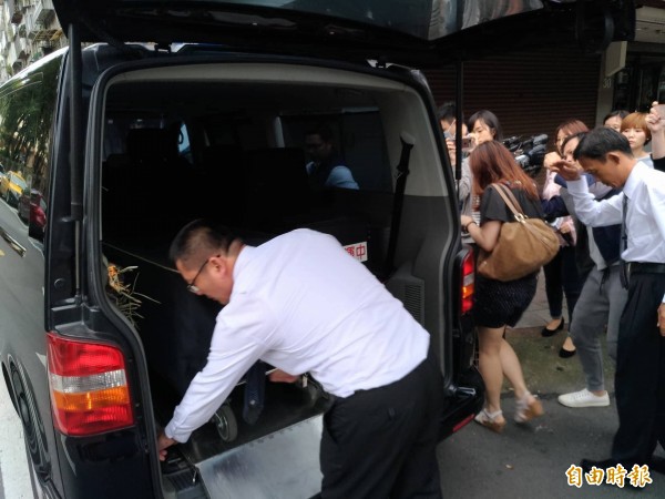 死者遺體送往殯儀館。(記者鄭景議攝)