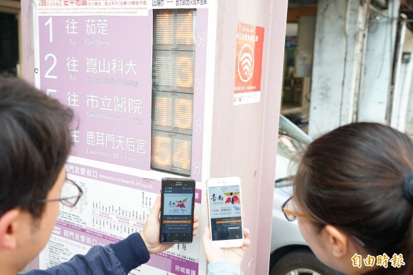 南市公車智慧站牌廣布4G Wi-Fi熱點,方更民眾利用。(記者洪瑞琴攝)