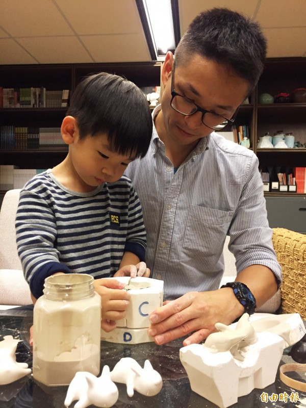 「注漿DIY包」適合全家大小一起動手做做看。(記者翁聿煌攝)