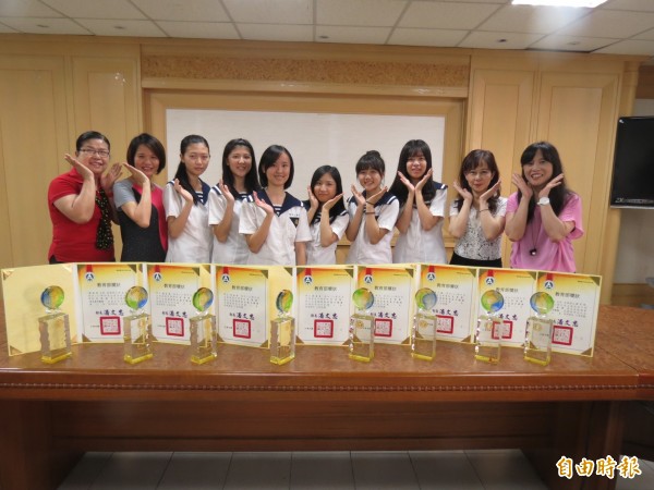 台中家商在全國學生技藝競賽滿而歸。(記者蘇孟娟攝)