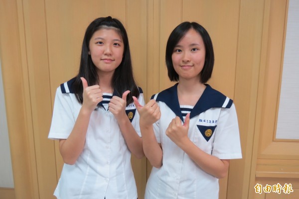 台中家商菜鳥抽籤選手藍若云(右)與詹巧楓以黑馬之姿,在全國家事類學生技藝競賽一舉穿金戴銀!(記者蘇孟娟攝)