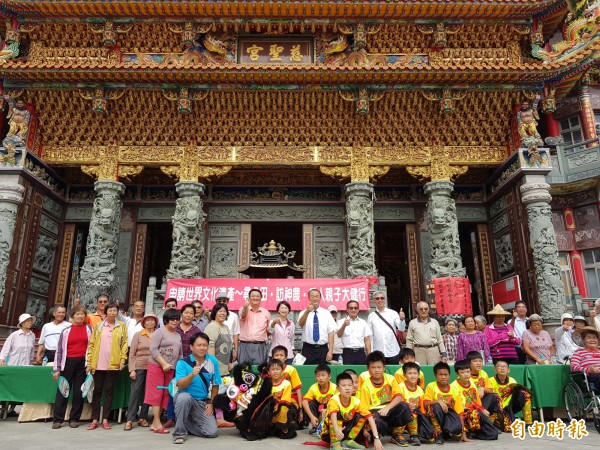 今年文化部計畫爭取烏山頭水庫與嘉南大圳申列世界文化遺產，官田慈聖宮辦健行活動人數增加至2千人，沿著嘉南大圳走到烏山頭水庫，希望喚起各界力量。（記者王涵平攝）