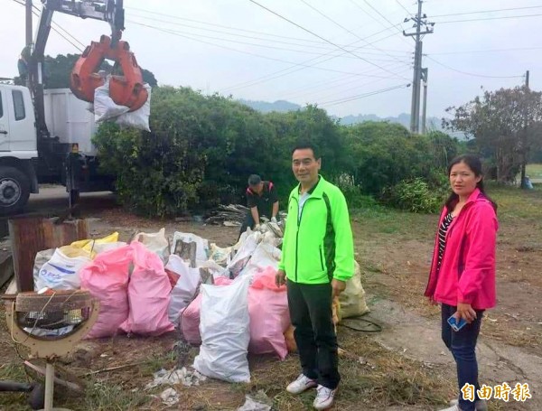 南投縣竹山鎮公所清潔隊長陳東睦（左）及德興里長陳雅紅（右）等人，協助清運蔡姓獨居老人住家垃圾及環境。（記者謝介裕攝）