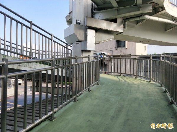 新月橋新莊端牽引道坡陡成螺旋狀,上個月底發生單車碰撞意外,造成一名騎士顱內出血死亡。(記者何玉華攝)