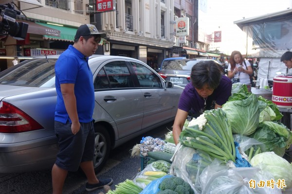 「青菜機」黃姓業者，今天一早來跟賣菜阿嬤買菜補貨。（記者劉曉欣攝）