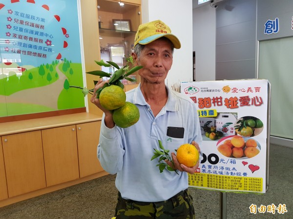 伍國賢在山區深知弱勢家庭的困難，而多年來認同家扶推動的扶幼工作，因此一聽到北台南家扶中心冬暖經費籌募碰到困境後，主動捐贈100箱椪柑提供義賣。（記者王涵平攝）