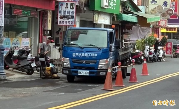 南投市民族路已完成封層的路段，水公司因修補管線又重新開挖，今日完工後，也以機具將路面壓實輾平有關。（記者謝介裕攝）