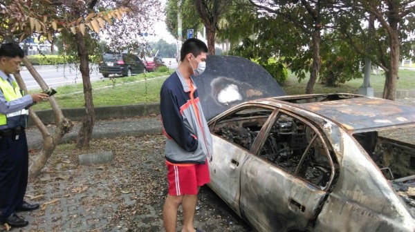 男子縱火燒車，原因居然是不滿停車場內停放太多車輛。（記者詹士弘翻攝）