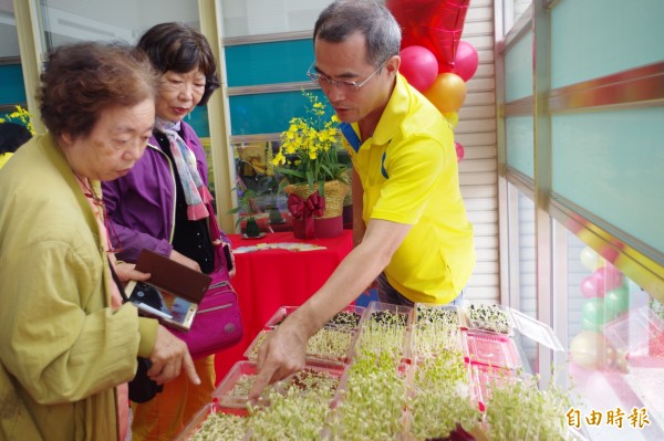 學員為參觀民眾說明豆芽菜種植技巧。（記者王善嬿攝）