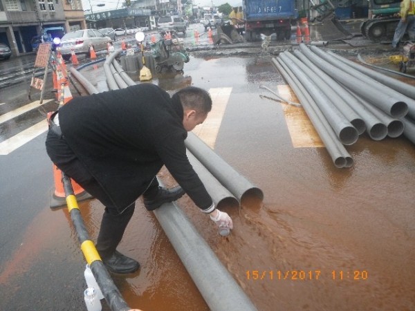 台電工程包商直接將工程廢水往下水道排放，環保局人員採樣送交化驗。（記者張議晨翻攝）