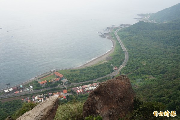 頭城鎮大溪濱海路四段（蜜月灣海灘），離岸際1.8公里海面上有1船隻翻覆，疑似1人落海。（資料照，記者林敬倫攝）