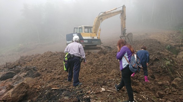 警方調查，趙姓地主雖申請整地，卻動用挖土機大肆開挖，而非表土翻耕，破壞了原地形地貌。（記者廖雪茹翻攝）