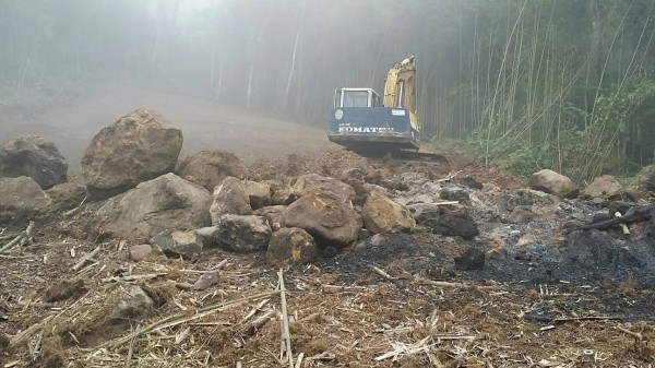 趙姓地主雖申請整地，卻動用挖土機大肆開挖，破壞了原地形地貌。（記者廖雪茹翻攝）