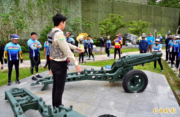 車友團體來訪武器公園，還可申請導覽解說。（記者翁聿煌攝）