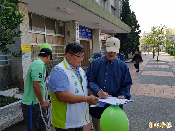 連署活動吸引不少民眾駐足。（記者王涵平攝）