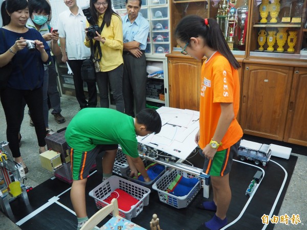 成功國小學生設計能自動折衣、分類衣服的機器人。（記者陳昀攝）