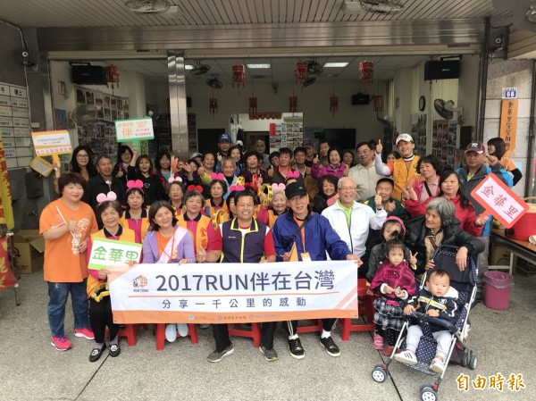 新竹市11個社區響應為失智症者而跑的活動,各社區有的當啦啦隊或補給站,有的也陪跑,就連新竹市議長謝文進也陪長髮走一段路,一起用愛圍繞整個城市,也讓更多人認識失智症。(記者洪美秀攝)