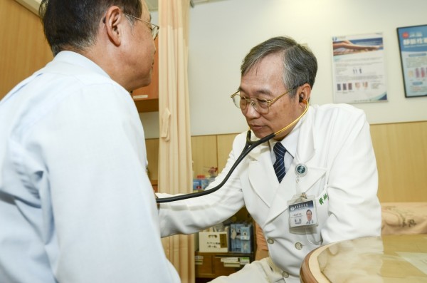 張燕為病患進行診治。（台北慈濟醫院提供）
