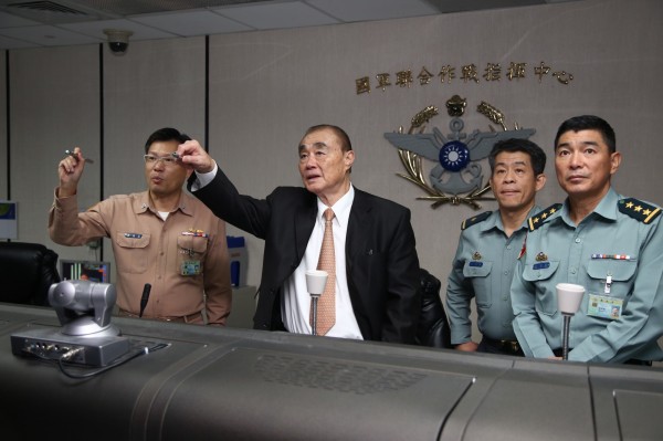 國防部長馮世寬今天赴聯戰中心聽取簡報。(國防部提供)