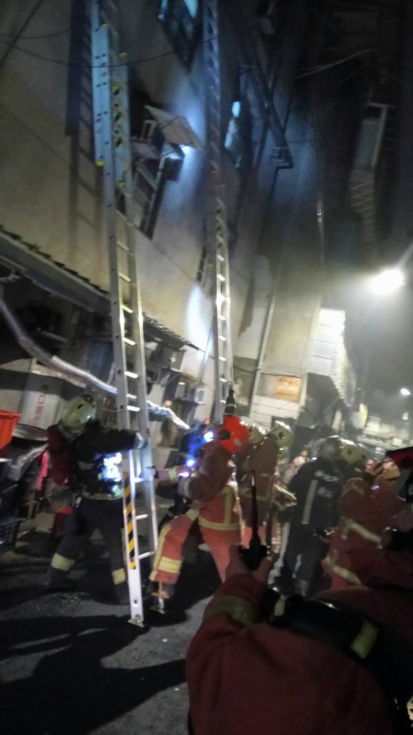 警消架梯救援。（記者陳薏云翻攝）