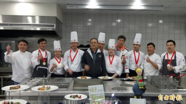 私立经国管理暨健康学院餐旅系师生日前参加在上海举办的第19届FHC中国国际烹饪艺术比赛,共夺下2金3银4铜共9面奖牌,成绩亮眼;董事长蒋初泰与校长邱明源到场给予加油打气。(编辑俞肇福摄)