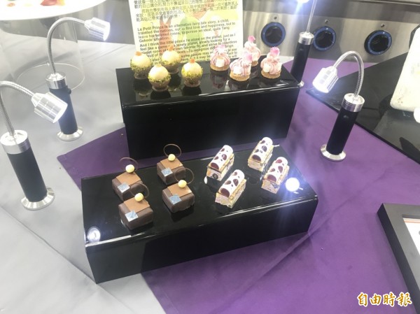 经国学院进修部餐旅系大三生陈亭彣在「餐后甜点展示」获得金牌的作品,让人看了垂涎三尺。(编辑俞肇福摄)