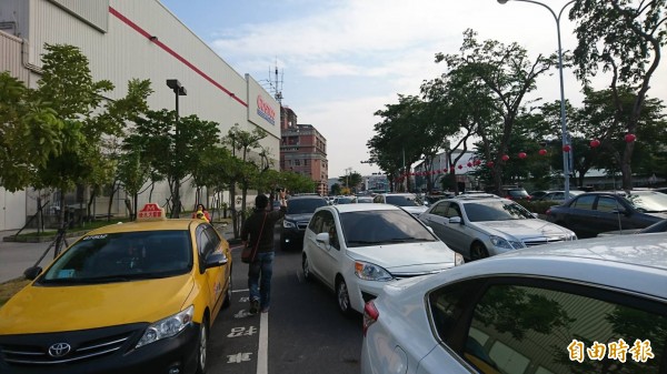 台南好市多排队车潮,阻塞周遭交通,但业者却没有派出人员指挥交通。(编辑王捷摄)