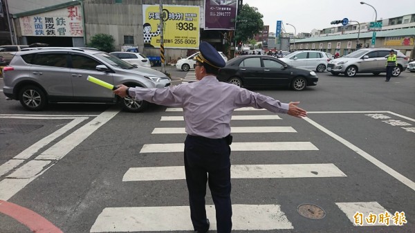 由于指挥交通警力不足,连分局长都下场指挥。(编辑王捷摄)