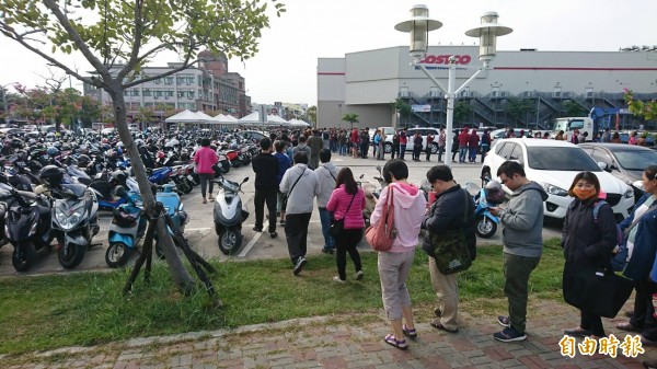 排队人潮绕了好市多大半圈,有消费者戏称是「贪食蛇」(编辑王捷摄)