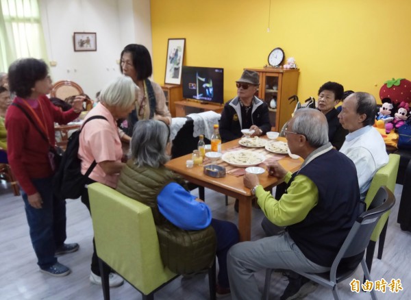 失智症互助家園裡面設有輕食的烹調設備,家屬一起包水餃餐敘。(記者蔡文居攝)