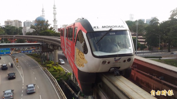 台南捷運採用高架化跨座式單軌系統,圖為吉隆坡的單軌捷運系統,利用安全島高架興建。(記者蔡文居攝)