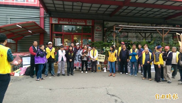 好博家普萊利工會不滿資遣,展開罷工行動,連續兩天前往新竹市經國店展開罷工行動,也把經國店的大門都拉起罷工糾察線。(記者洪美秀攝)