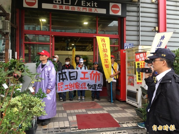 好博家普萊利工會不滿資遣,展開罷工行動,連續兩天前往新竹市經國店展開罷工行動,也把經國店的大門都拉起罷工糾察線。(記者洪美秀攝)