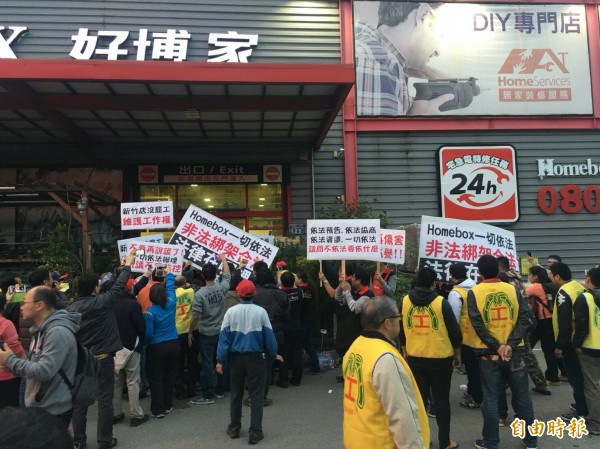 好博家普萊利工會展開罷工行動,但反對罷工的新竹市經國店員工不滿罷工者佔據店門口,也展開反制行動,抗議非法綁架合法,剝奪他們的工作權也影響生意。(記者洪美秀攝)