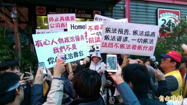 好博家普萊利工會展開罷工行動,但反對罷工的新竹市經國店員工不滿罷工者佔據店門口,也展開反制行動,抗議非法綁架合法,剝奪他們的工作權也影響生意。(記者洪美秀攝)
