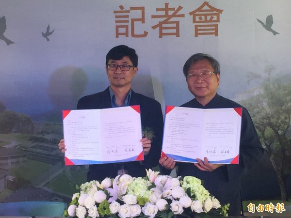 國家人權博物館籌備處主任陳俊宏、台東大學人文學院長林永發今天簽署合作協議。(記者張存薇攝)