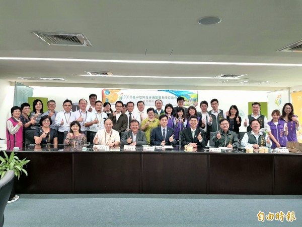 台中市民政局长周永鸿(前排座右3)率队城市宣传花博,首站到台南,由南市民政局长陈宗彦(前排座右4)表达欢迎。(记者洪瑞琴摄)