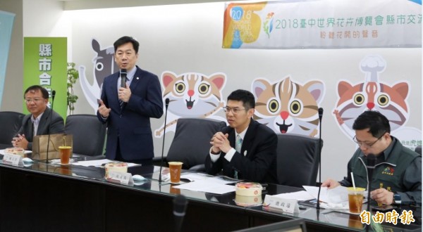 台中市民政局长周永鸿(前排座右2)率队拜访台南市政府,由南市民政局长陈宗彦(前排座左2)代表致欢迎之意。(记者洪瑞琴摄)
