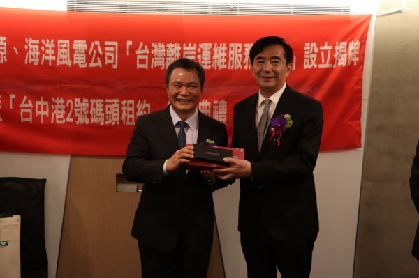 上緯與港勤公司合資成立「台灣離岸運維服務股份有限公司」，並於今（29）日揭牌營運從事離岸風電之開發、建置、營運、維護及相關服務。左為上緯董事長蔡朝陽，右為港務公司董事長吳宏謀。（上緯提供）