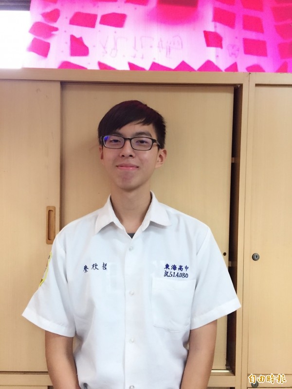 東海高中的蔡欣哲因罹患惡性腫瘤，讓他從愛逞凶鬥狠的浪子學生，轉變為幫忙慈濟園區做資源回收、幫交通分隊打掃環境的好孩子。（記者葉冠妤攝）