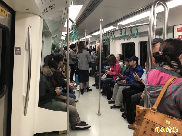 高捷今天上下班運量比上週五同時段增加。(記者王榮祥攝)