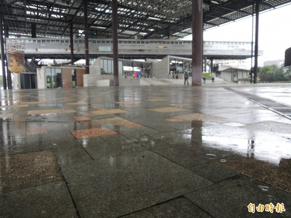 羅東文化工場棚架廣場地面濕漉漉，被批外面下大雨，裡面下小雨。（記者江志雄攝）