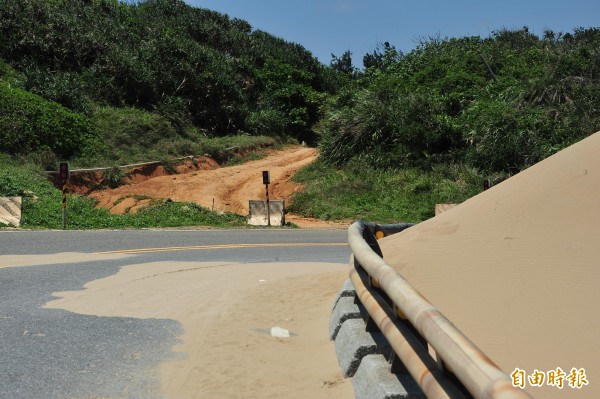 風吹砂景觀遭道路截斷,部分砂會上路。(記者蔡宗憲攝)