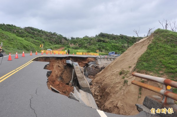 風吹砂道路去年遭莫蘭蒂颱風重創。資料畫面。(記者蔡宗憲攝)