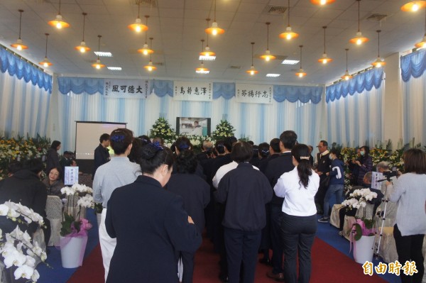 侯武忠生前也是慈濟功德會師兄,告別式中師兄師姐齊聚誦經送行。(記者劉禹慶攝)
